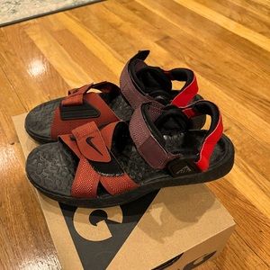 Nike women’s ACG Air Deschutz +